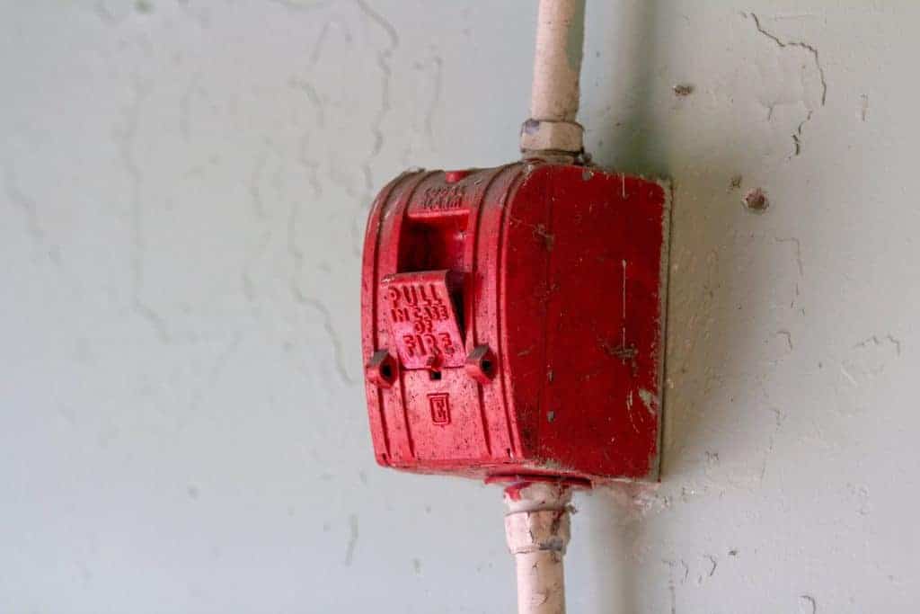 A red fire alarm.