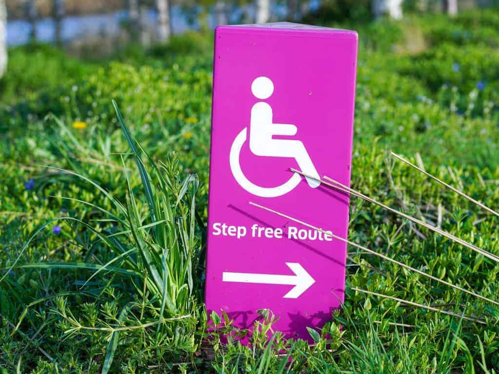 Sign in the grass pointing to a step free route.