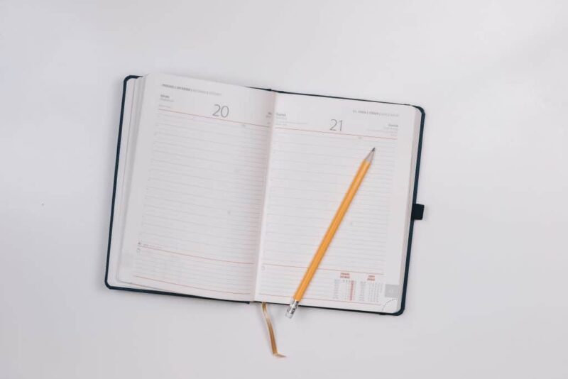 Una foto de una agenda con un lápiz.

