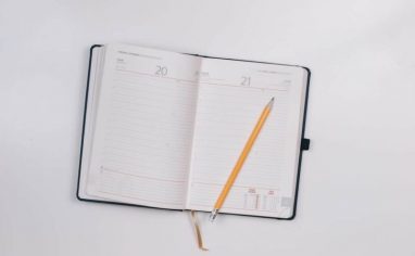 Una foto de una agenda con un lápiz.